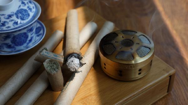 舌头中间有一条很深的竖裂纹怎么调理(图2)
