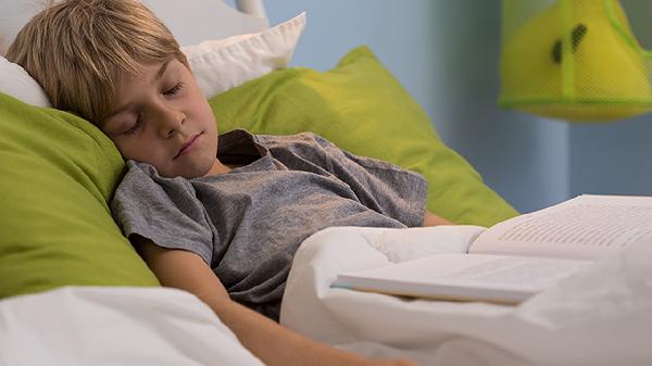 婴儿能趴在大人身上睡觉吗(图3)