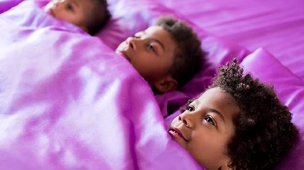 婴儿能趴在大人身上睡觉吗(图1)