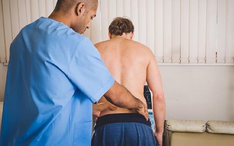 强直炎是什么原因造成的呢