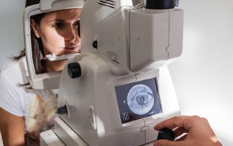 得了强直是不是会导致失明呢