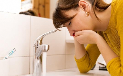 吐血是什么原因造成的