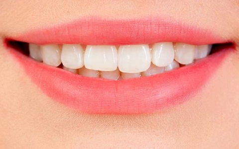 由于牙的前突长期之后唇的功能减弱