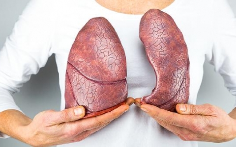 肺结节挨着肺膜严重吗