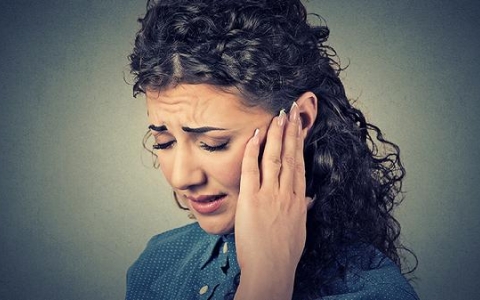 头疼恶心呕吐看什么科