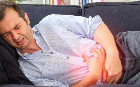 肚子痛挂什么科男