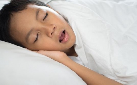 打呼噜怎么办才会不打15岁男孩