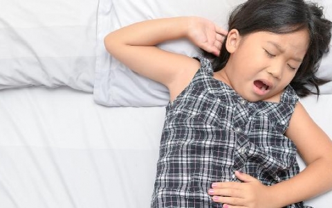 小孩肚子痛呕吐是什么原因引起的
