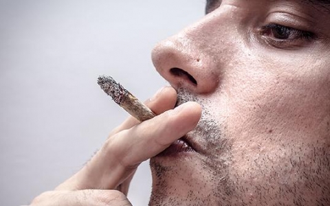 吸烟导致中年男人加速脱发怎么办